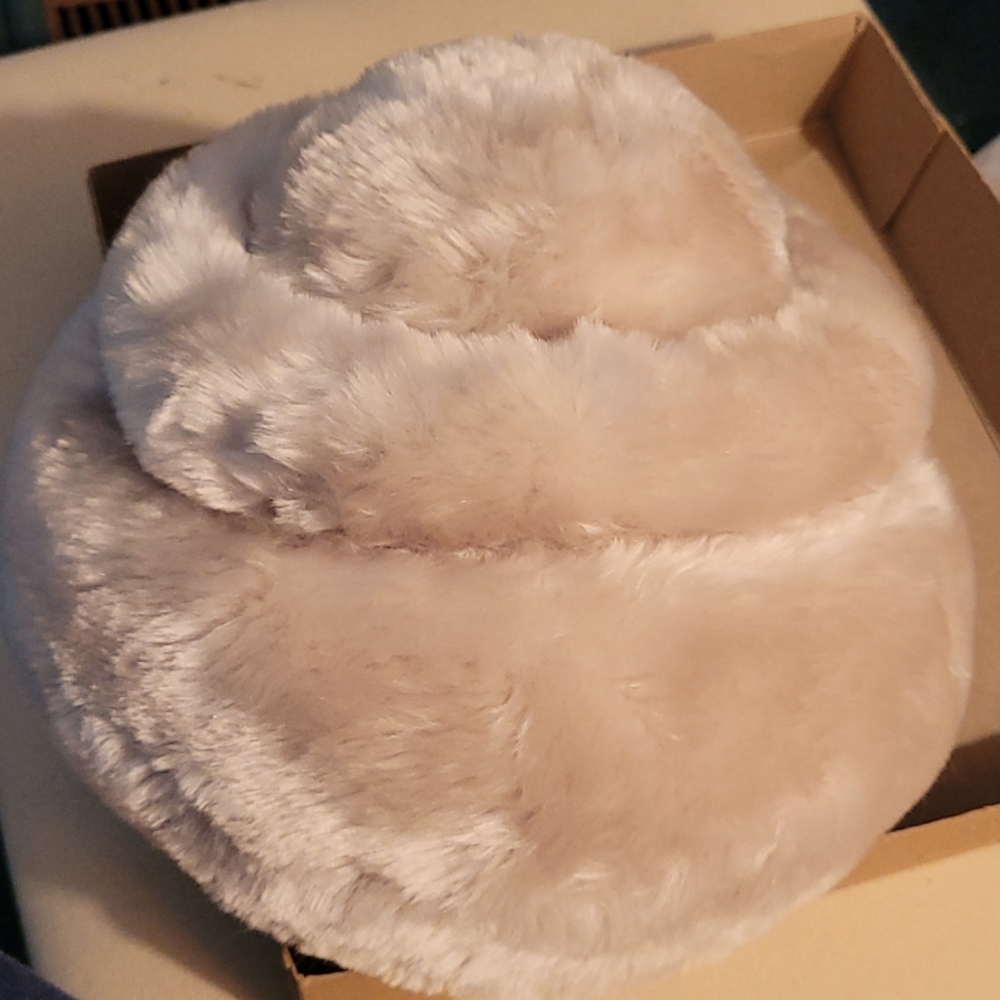 Woman's faux fur hat